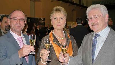 Zum Wohl: Ulrich Roßwag, Abteilungsleiter beim Regierungspräsidium Karlsruhe, Staatssekretärin Friedlinde Gurr-Hirsch und Regierungs präsident Rudolf Kühner (von links) kosteten vom Wein aus dem Stromberg.